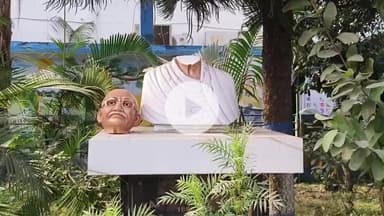গোয়ালপোখর ২: আন্দোলনের নামে এই বাংলায় ভাঙা হল গান্ধী মূর্তি SIR শুনানিকে কেন্দ্র করে কার্যত রণক্ষেত্রের চেহারা নেয় চাকুলিয়া BDOঅফিস