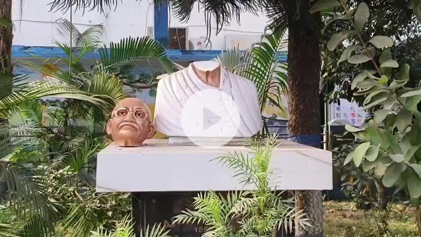 গোয়ালপোখর ২: আন্দোলনের নামে এই বাংলায় ভাঙা হল গান্ধী মূর্তি SIR শুনানিকে কেন্দ্র করে কার্যত রণক্ষেত্রের চেহারা নেয় চাকুলিয়া BDOঅফিস