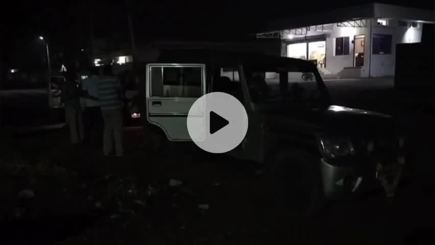 சின்ன சேலம்: சின்னசேலத்தில் இரவு நேரத்தில் திருட்டு சம்பவத்தில் ஈடுபட முயன்ற வடமாநிலத்தைச் சேர்ந்த மூவரை பிடித்து அவள் நிலையத்தில் ஒப்படைத்த பொதுமக்கள்
