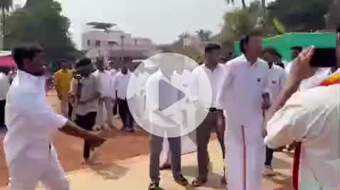 திருச்செங்கோடு: கூட்டப்பள்ளியில் கிரிக்கெட் விளையாடி பொங்கல் போட்டியை அருண்ராஜ் தொடங்கி வைத்தார்