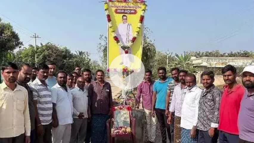 బీర్కూర్: తిమ్మాపూర్ లో నందమూరి తారకరామారావు 30వ వర్ధంతి, పూలమాలలు వేసి నివాళులర్పించిన, అభిమాన సంఘం సభ్యులు