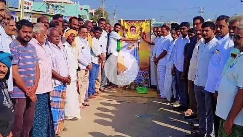 బీర్కూర్: బీర్కూర్ లో మాజీ ముఖ్యమంత్రి నందమూరి తారక రామారావు వర్ధంతి, పూలమాలలు వేసి నివాళులర్పించిన : అభిమానులు