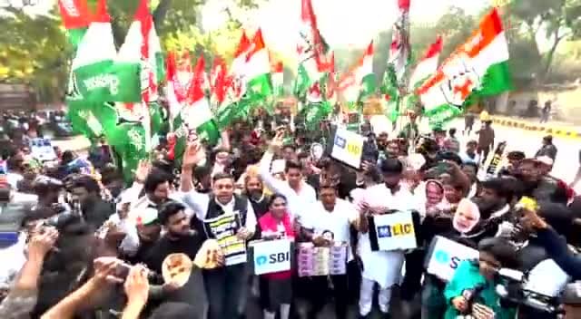 अडानी के ख़िलाफ़ IYC अध्यक्ष #श्रीनिवास के नेतृत्व में जंतर मंतर पर कांग्रेस कार्यकर्ताओं का ज़ोरदार प्रदर्शन, बैरीकेडिंग तोड़ आगे बढ़े श्रीनिवास और कार्यकर्ता!