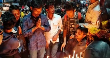पुलवामा हमले की बरसी पर इसमें शहीद वीर जवानों को भावभीनी श्रद्धांजलि अर्पित करता हूॅं। 🙏 
#जय_हिंद #जय_भारत 🇮🇳