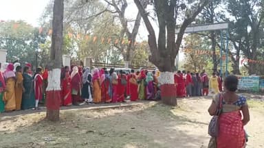 आंगनवाड़ी कार्यकर्त्ता और सहायिका की हड़ताल की रैली