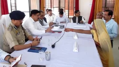 आज तहसील दातागंज में आयोजित #सम्पूर्ण_समाधान_दिवस में SSP डॉ ० ओ०पी०सिंह के साथ फरियादियों की शिकायतों को सुना  और सम्बं