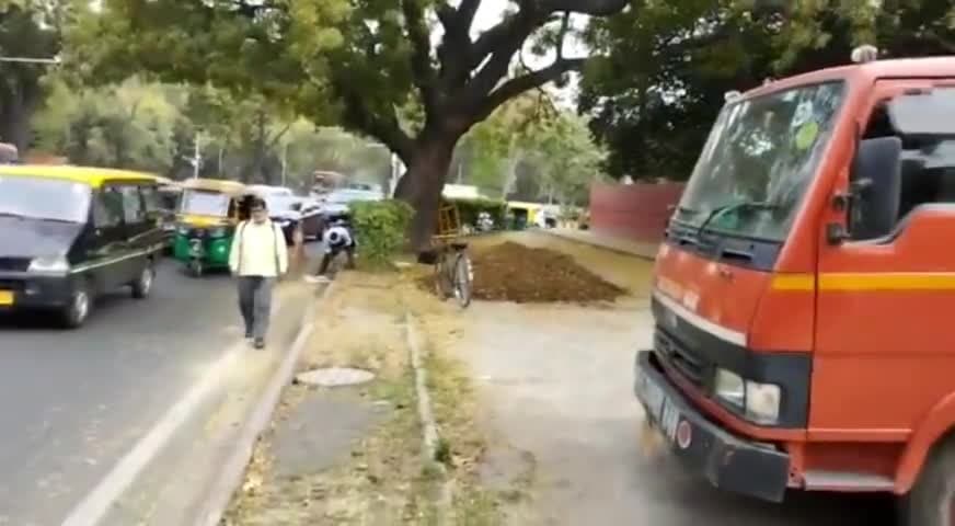 राजधानी दिल्ली की बेकाबू DTC क्लस्टर बस ईसाई कब्रिस्तान में घुसी
#दिल्ली #delhinews #delhidtcbus #delhimodel