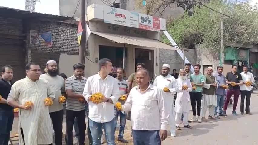 कोल: भारतीय जनता पार्टी अल्पसंख्यक मोर्चा महानगर अध्यक्ष इमरान अलीम सैफी अपनी समस्त टीम के साथ भाईचारे का पैगाम दिया #इमरान #