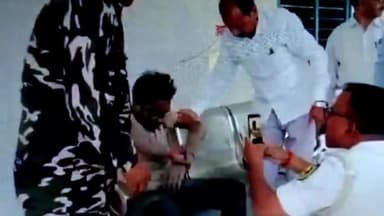 #बलथरी चेकपोस्ट पर पुलिस जांच से बचकर भाग रहे बाइक सवार 2 युवक शराब के नशे में गिर कर हुए घायल, अस्पताल में भर्ती