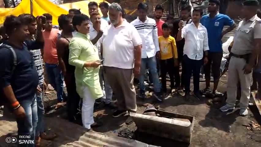 संपतचक: sampatchak me lagi bhisan aag me pappu yadav jee ke ki 90,000 rupye se upar ki sahayata ki 🙏 #pappuyadavnews