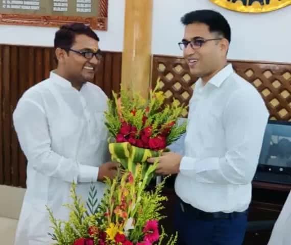 आज पूर्वीचंपारण के नव नियुक्त जिलाधिकारी महोदय श्री #सौरभ_जोरवाल जी से शिष्टाचार मुलाकात कर महात्मा गांधी जी के कर्म भूमि पूर्वीचंपारण में हार्दिक अभिनंदन और स्वागत किया।🌺🌹🙏🌹🌺 
आपका अपना साथी - 
डॉ मंतोष कुमार साहनी