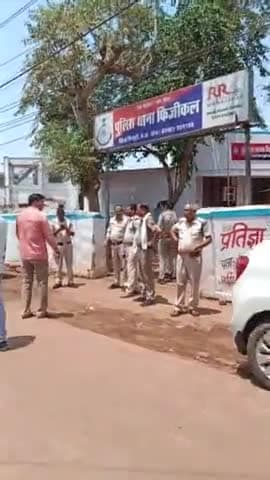 #शिवपुरी शहर में कुछ दिनों पहले हुए मर्डर के बारे में जानकारी लेने के लिए #फिजिकल_थाने_पहुंचे_परिजन