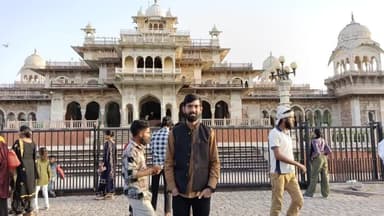 सीढ़ियां उन्हें मुबारक हों,जिन्हें सिर्फ छत तक जाना है,

मेरी मंज़िल तो आसमान है,रास्ता मुझे खुद बनाना है। 

#goodnight