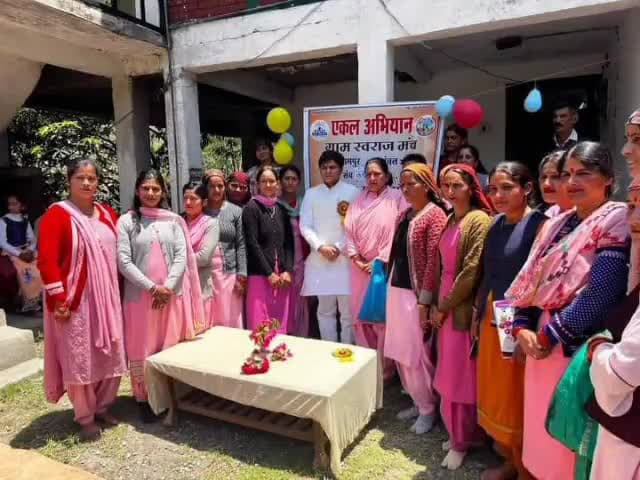 करसोग: विधायक दीपराज कपूर ने कोटलू गांव में लोगों के बीच जाकर सुनी समस्यायें, अधिकारियों को दिए निर्देश