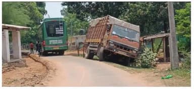 # पर्यटक नगरी बारसूर में  प्रशासन और ठेकेदार द्वारा सड़क निर्माण के लिए खोदे गये गड्ढे में ट्रक पलटी ।