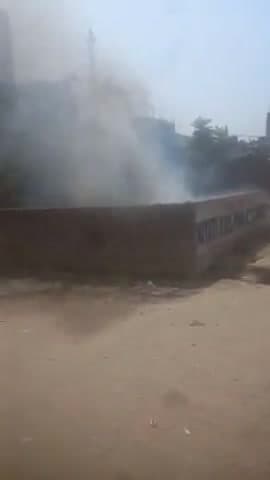 राधिकापूरी कॉलोनी में खाली प्लॉट में पड़े कचरे में किसी ने लगायी आग भारी धुआ उठता  रहा धुआ #public_rajgarh
