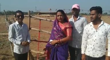 गौठान, गोबर अउ गौमूत्र हेबे फाइल म।
कांग्रेस सरकार के योजना हे मोबाइल म।।
लगे हे तारा नई हे गाय सोड के गौठान म।
कांग्रेस के भ्रष्टाचार साक्षात दिखत हे गौठान म।।

#चलबो_गौठान_खोलबो_पोल #सोड