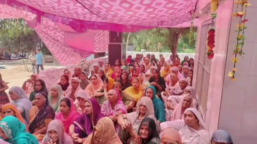 मामलिग: नालागढ़ के गांव ढाणा में आयोजित श्रीमद् भागवत कथा में कांग्रेस नेता हरदीप सिंह बाबा ने विशेष रूप से की शिरकत।