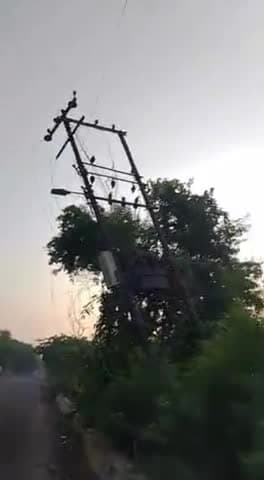 मेरठ: मेरठ:के गंगा नगर में अंधी अनेक के कारण पोल टूटने पर हड़कम्म @meerut NEWS 24 LIVE#meerutkhabarlivenews