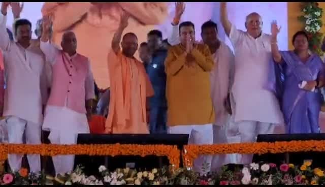 #देवरिया पहुचे #केंद्रीय मंत्री नितिन गडकरी और #मुख्यमंत्री योगी आदित्यनाथ,#सांसदों - #विधायकों ने किया स्वागत।
