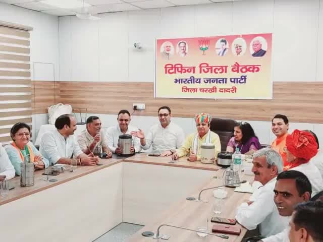 आज अपने चरखी दादरी ज़िले के कार्यकर्ताओं के साथ टिफिन बैठक कार्यक्रम में दोपहर का भोजन किया और देश के यशश्वी प्रधानमंत्री श्री @narendramodi जी के नेतृत्व में 9 #साल_सेवा_सुशासन और #गरीब_कल्याण_के_पूरे होने के उपलक्ष्य में |