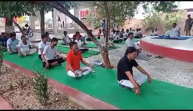 देश के प्रधानमन्त्री आदरणीय Narendra Modi   जी के निर्देश और योग पर्व के अवसर पर #हमीरपुर_जिले के #ललपुरा_थाने परिसर