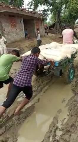 #बसडीहा में रोड खराब के कारण लोग का जान का हो रहा हैं खतरा सड़क दुर्घटना में बाल बाल बच रहे है ग्रामीण