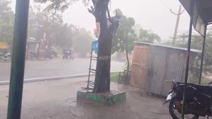 कुंडा: कुंडा के विहार बाजार में हुई खूब जमकर बरसात जिससे यहां जनजीवन प्रभावित हुआ
और भीषण गर्मी से राहत मिली #कुन्डा #प्रतापगढ