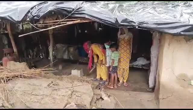 आंनेकी में बारिश से मकान की दीवार गिरी-घर मे घुसा पानी अधिकारी सुध लेने को तैयार नहीं #बारिश #आंनेकी #बाढ #बारिशकापानी