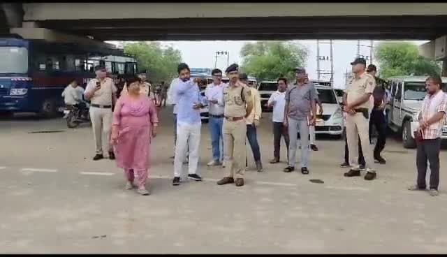 सिरसा: #आयुक्त_गीता_भारती ने गांव सिंकदरपुर के पास बाईपास पर फतेहाबाद की ओर से आने वाले पानी को रोकने के लिए किए जा रहे प्रबंधो