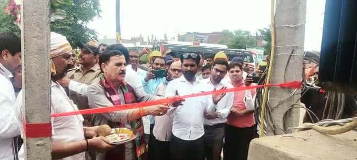 #कौशाम्बी संसदीय क्षेत्र के कुंडा विधानसभा क्षेत्र के #प्रतापगढ़ के #गांधीनगर में क्षेत्रवासियों की मांगों एवं बिजली आपूर्ति के निमित्त सांसद निधि से 250 KV के नए ट्रांसफार्मर को उपलब्ध कराने के साथ-साथ उद्घाटन कर लोक सेवा में समर्पित किया।