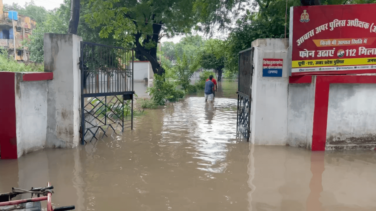 एटा: एटा में वारिश के बाद ज़िले की हालत हुई बदहाल,अधिकारीओं के आवासों में भरा पानी,नगरपालिका की व्यवस्थाएँ फेल,फ़ायर सर्विस की गाड़ी मोटर लगा कर निकाला जा रहा पानी। 
 # एटा समाचार
#वारिश