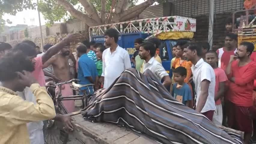 #सैदपुर_नहर_मौत_का_नाला कल रात डूबे हुए इन्सान की आज सवेरे 8बजे मृत शरीर को निकाला गया।
पोस्टमार्टम के लिए एनएमसीएच अस्पताल भेजा गया।
बेहद दुःखद घटना।
मरने वाला इन्सान के तीन छोटे छोटे बच्चें है।
ठेका चला कर अपनी गुजर बसर करता था।