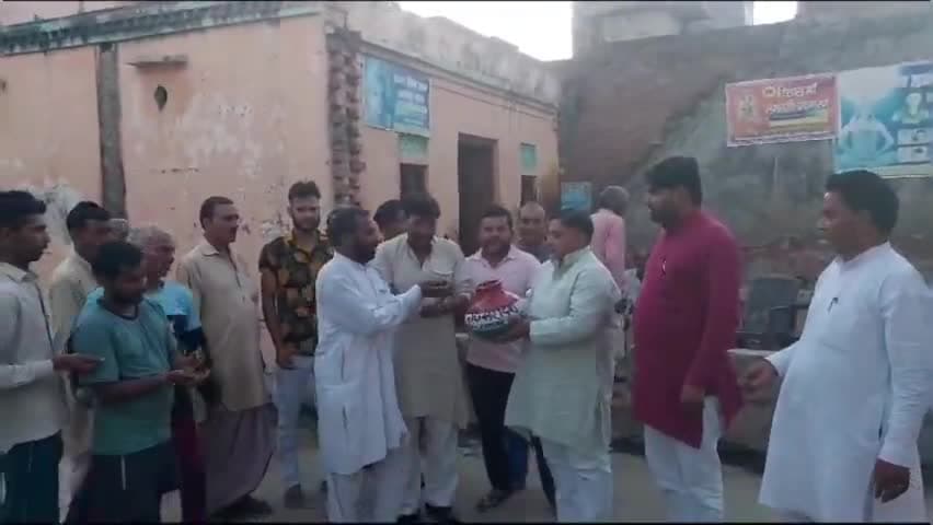 शामली : थानाभवन विधानसभा के गॉव खानपुर मे #मेरी_माटी_मेरा_देश कार्यक्रम के दौरान मट्टी संग्रहित करते भाजपा कार्यकर्ता...