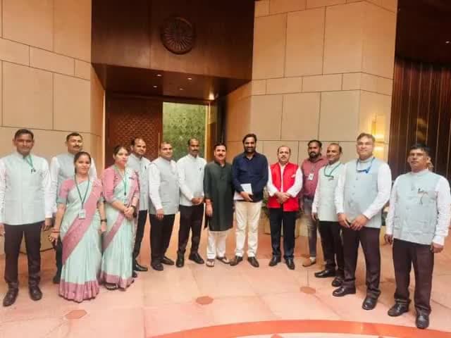 नए संसद भवन में, नई वर्दी के साथ संसद भवन के कर्मचारी। 
#NewParliamentBuilding #ParliamentSpecialSession #कौशाम्बी #vinodsonkar #BJP4UP #भाजपा #UttarPradesh #BJP4IND #Kaushambi