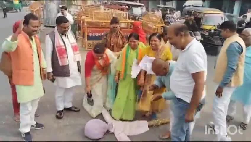 #महिलाओं के ऊपर #अभद्र #टिप्पणी करने पर #मुख्यमंत्री नीतीश कुमार का महिला मोर्चा #कार्यकर्ताओ के साथ #पुतला #जलाया।