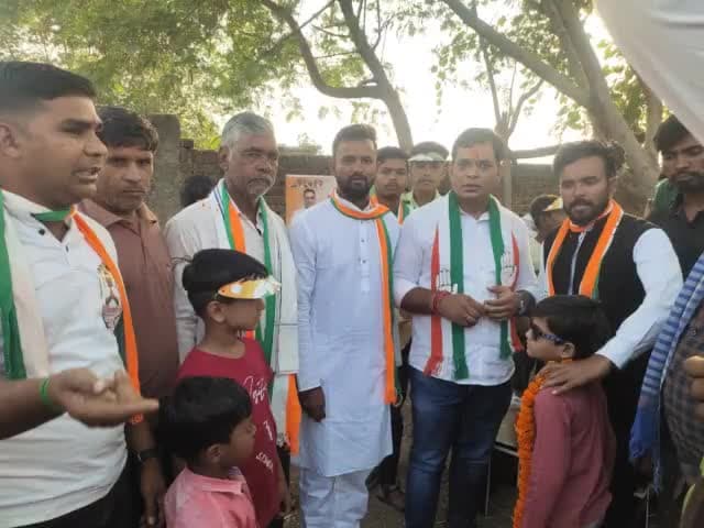 ऐसा व्यक्ति कहाँ मिलेगा.. सरल स्वभाव हमेशा सबके लिए हमेशा तत्पर रहना.. छोटा हो या बड़ा सभी का सम्मान करना.. नियत साफ़ रखना, कभी किसी से दुर्व्यवहार न करना, इस बार मेरा वोट ऐसे व्यक्तित्व के धनी ऋषि अग्रवाल को 👆🏻 #आपका_अपना_ऋषि