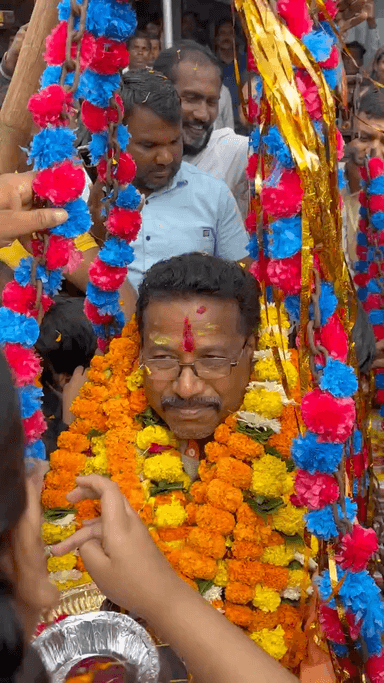 Geedam me samrthako ne nav nirvachit vidhayak ko ladduo se toula, atishbaji ke sath kiya swagat
 #geedam
 #dantewada