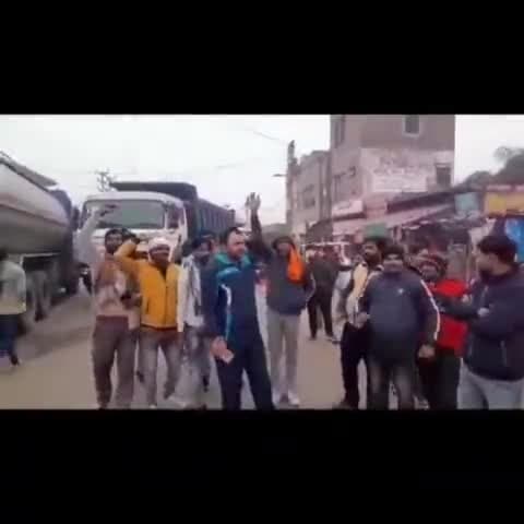 देश में ट्रक #ड्राइवर #हड़ताल पर है..
#Hit_&_Run के लाये गए  कानून के प्रति विरोध 10 साल की सजा और 7 लाख जुर्माना
