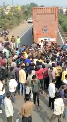 #राव_खलघाट_हाइवे_NH52
ड्रायवरो ने किया चक्का जाम
चार घण्टे बाधित रहा हाइवे, पुलिस की संझाइस पर माने