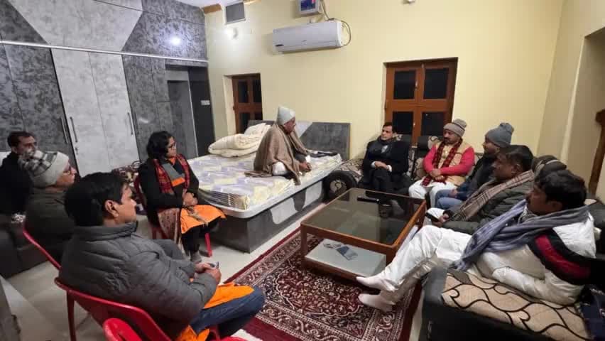आज #राष्ट्रीय_स्वयंसेवक_संघ के सह क्षेत्र प्रचारक श्री राम कुमार जी के पूज्य माताजी के निधन के उपरांत जिज्ञासा व्यक्त करने उनके गांव समस्तीपुर कजिया पहुंचे।
इस अवसर पर केंद्रीय गृह राज्य मंत्री श्री Nityanand Rai जी भी पहुंच कर शोक व्यक्त।