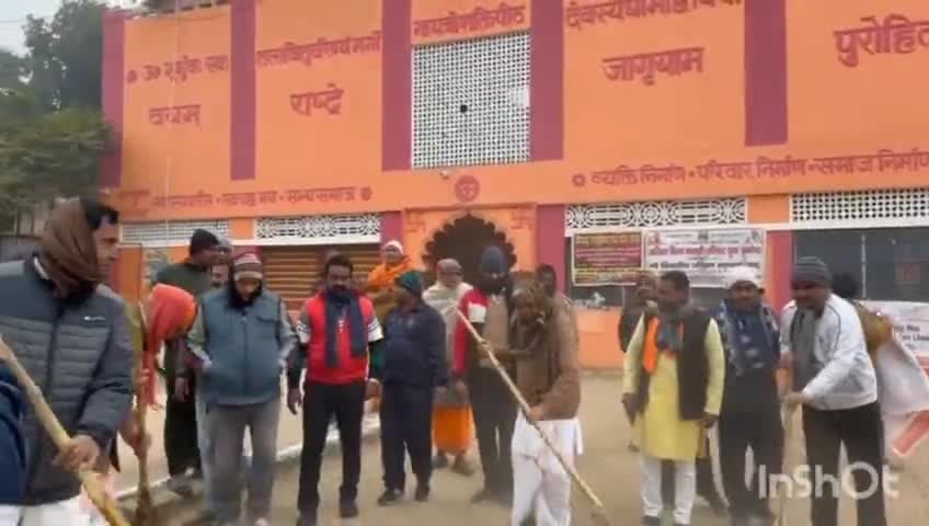 #स्वच्छ #तीर्थ #अभियान के तहत #सांसद रमापति राम त्रिपाठी ने #गायत्री #मन्दिर में किया साफ-सफाई।