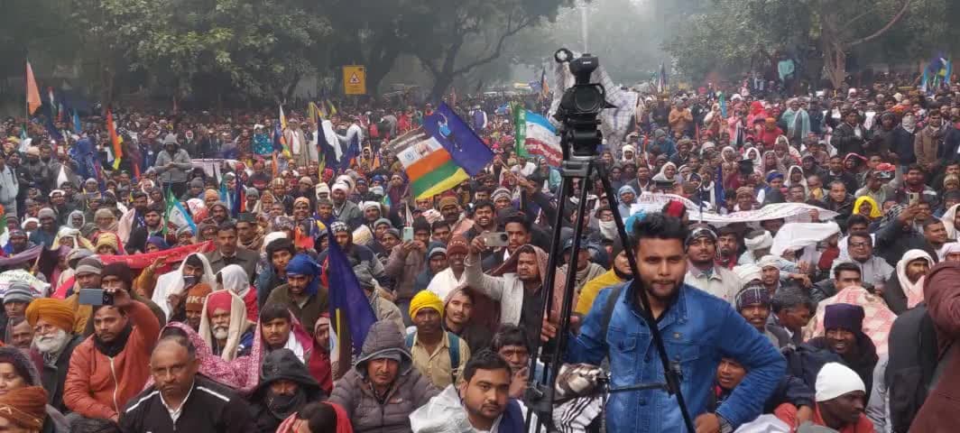 #चुनाव_आयोग_पर_महामोर्चा 
आज ई .वी.एम के खिलाफ दिल्ली मंतर से भीम आर्मी जय भीम राष्ट्रीय अध्यक्ष मनजीत सिंह नौटियाल ।
आज ई.वी.एम के खिलाफ दिल्ली जंतर मंतर पर जो जन सैलाब उमड़ा पुरा देश लोकतन्त्र को बचाने के लिए तैयार हो चूका है आज संकल्प ले
