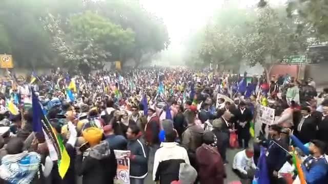 आज दिल्ली के जंतर मंतर पर भारत मुक्ति मोर्चा के द्वारा लाखों लोगों की उपस्थिति में EVM को हटाने के लिए तीव्र आंदोलन किया जा रहा है।
#चुनाव_आयोग_पर_महामोर्चा