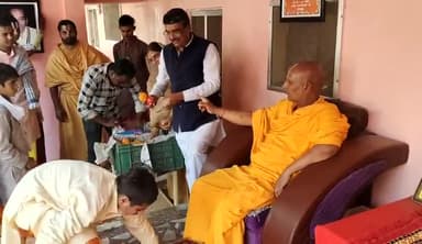 संस्कृति वैदिक विद्यालय के विद्यार्थियों को फल वितरण के साथ मंहत स्वामी #संकर्षणाचार्य जी महाराज का भीमकुण्ड मे आशीर्वाद स्नेह पाने का सौभाग्य 16/3/2024 पवनघुवारा "भूमिपुत्र"