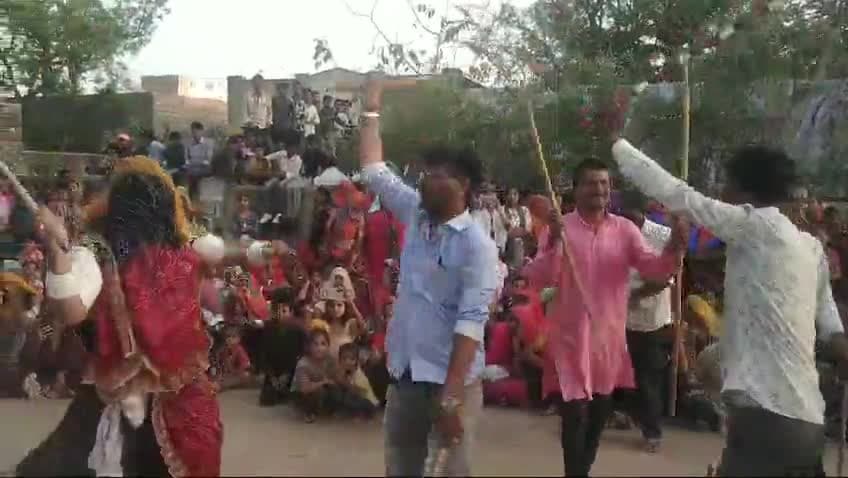 #जावाल समीप व्रती पाडीव गांव में शीतला सप्तमी पर्व पर जगधानी मंदिर परिसर में हुआ गैर नृत्य
#jawal #sirohi