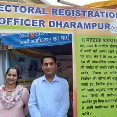मंडप: चुनाव आयोग की ओर से धर्मपुर मेले में लगाया गया स्टाल मतदाताओं विशेषकर युवाओं को वोट के महत्व की दी जा रही है जानकारी