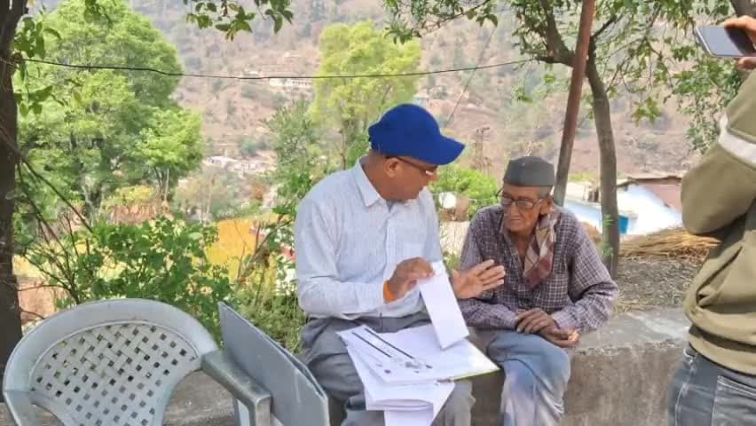 प्रतापनगर: प्रतापनगर में पोलिंग पार्टियों ने दिव्यांगों व 85 वर्ष से अधिक आयु के मतदाताओं को घर-घर जाकर पोस्टल बैलेट से कराया मतदान