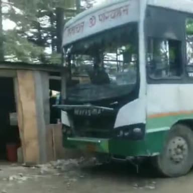 देहा: मंडाहलाणी में खराब हुई HRTC की चौपाल थुन्दल् बस, निजी वाहनों से घर पहुंचे लोग