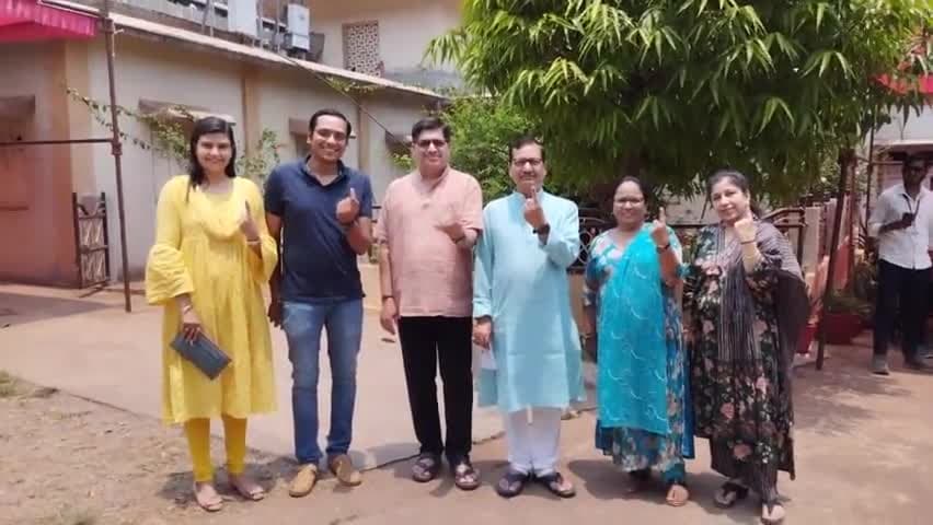 बड़े बचेली: किरन्दुल स्थित बीआईओपी स्कूल पोलिंग बूथ पहुंचकर एनएमडीसी किरन्दुल मुख्य महाप्रबंधक एवं अधिकारियों ने किया मतदान